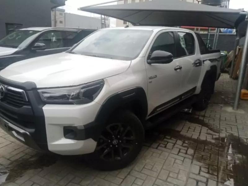 Toyota Hilux   - 2025