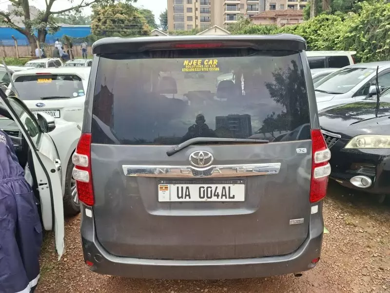 Toyota Noah   - 2010