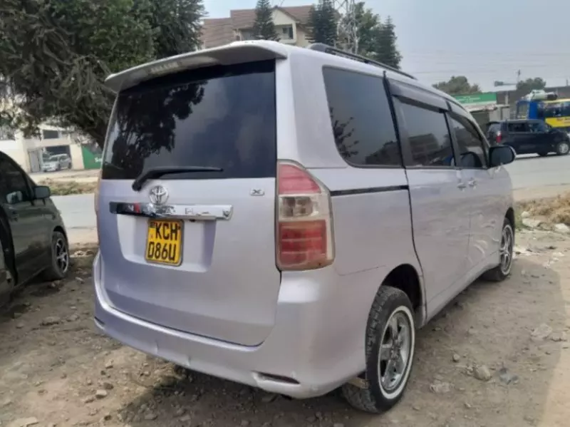 Toyota Noah   - 2008