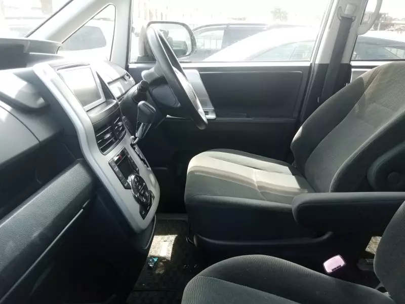Toyota Noah   - 2012
