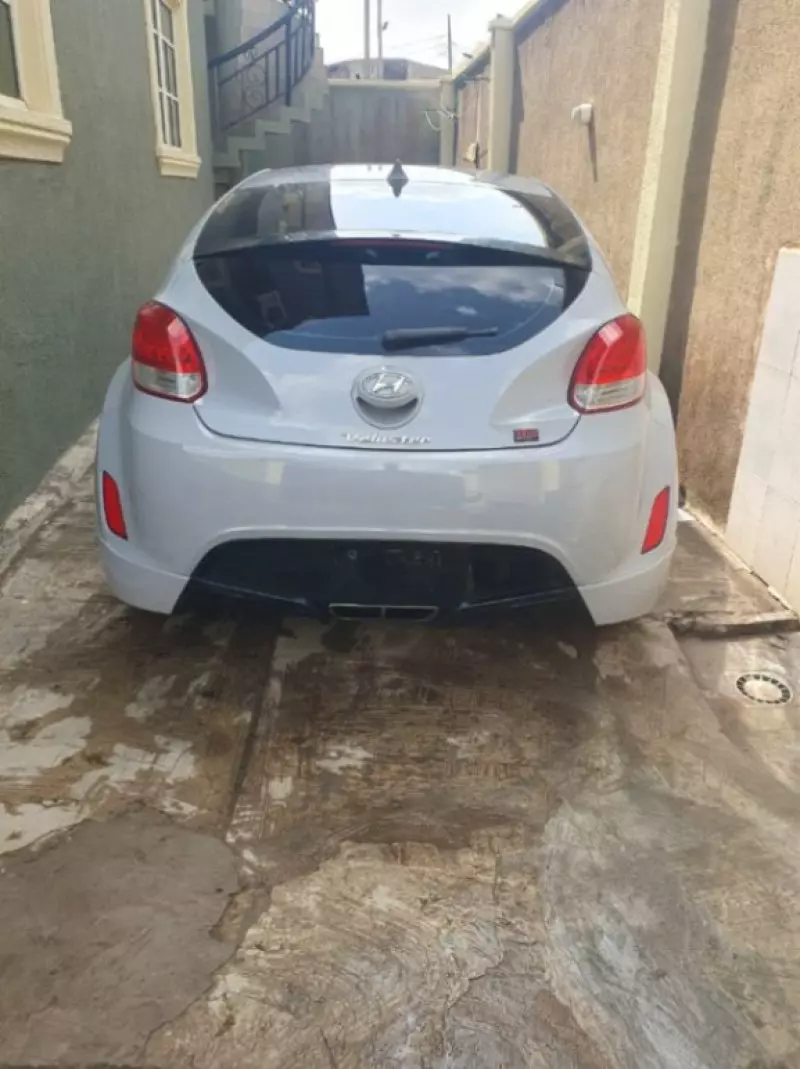 Hyundai Veloster   - 2013