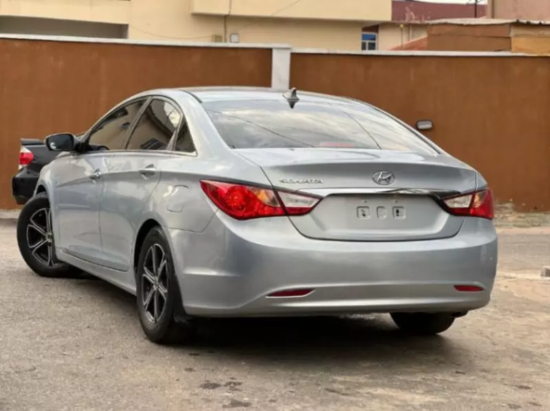 Hyundai Sonata   - 2011