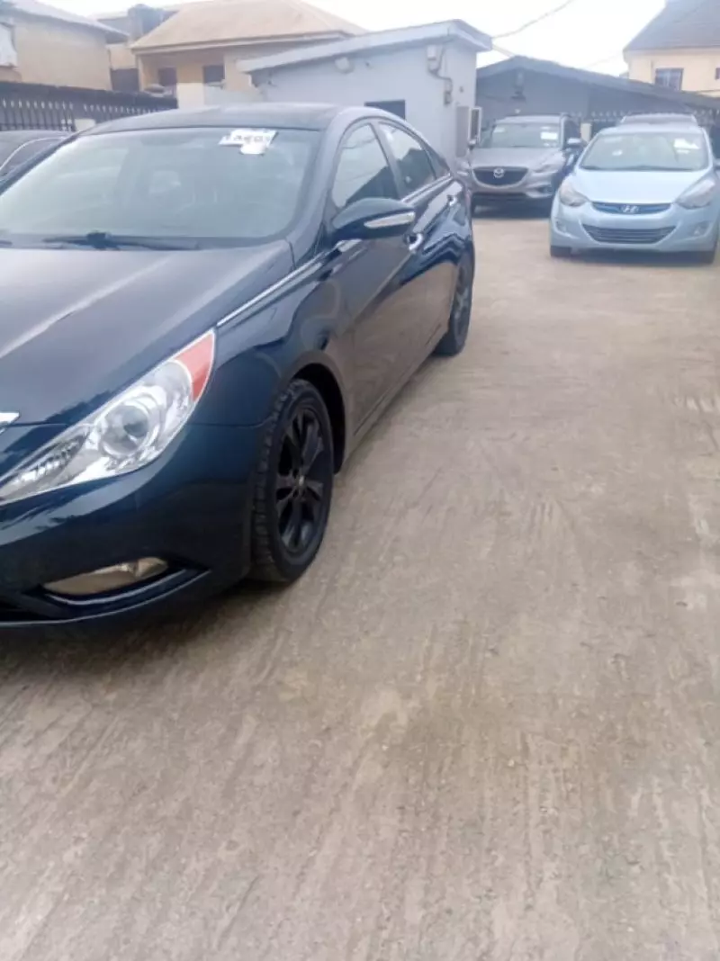 Hyundai Sonata   - 2012