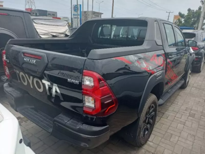 Toyota Hilux   - 2025