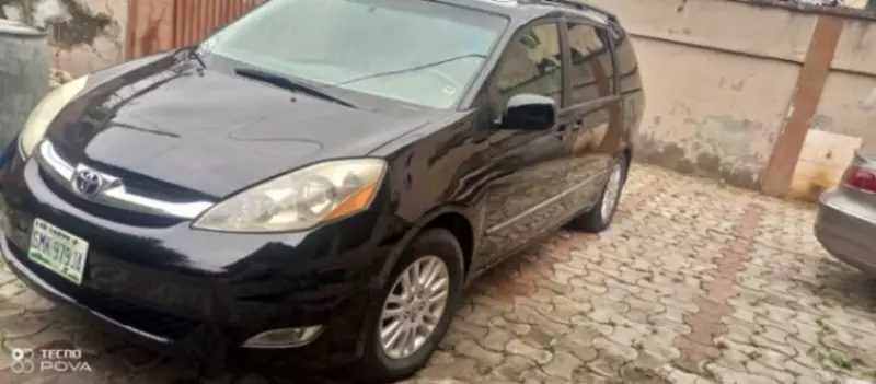 Toyota Sienna   - 2010