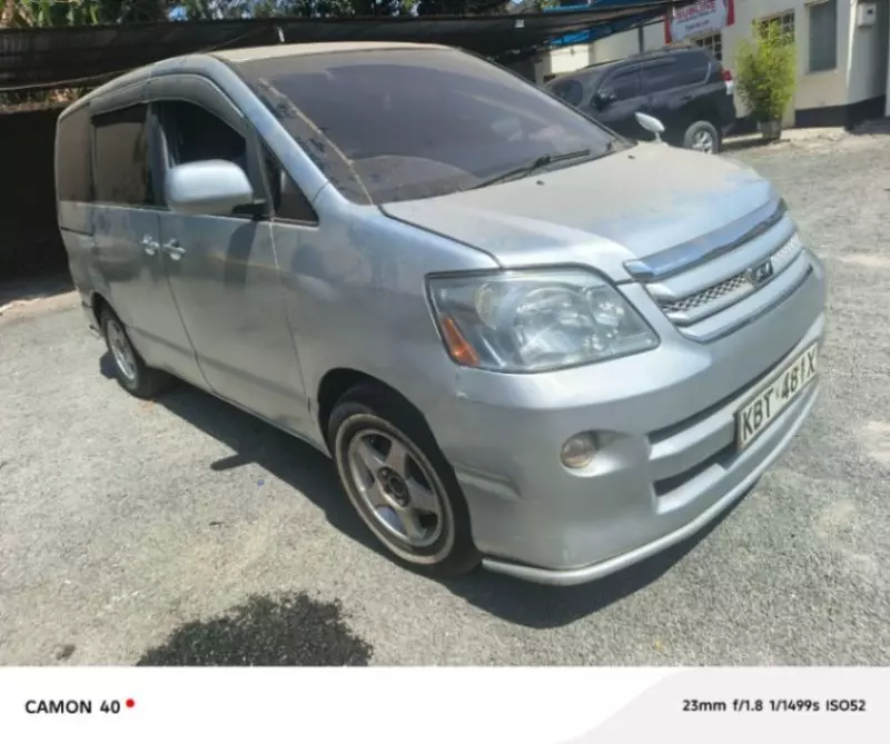 Toyota Noah   - 2005