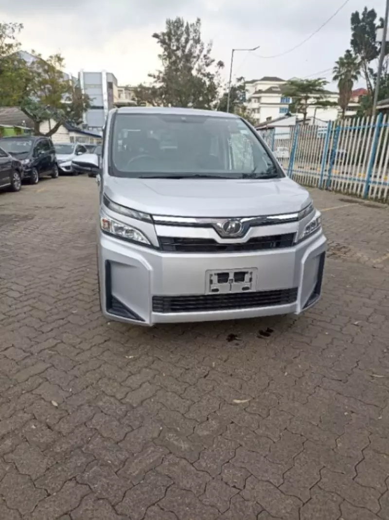 Toyota Voxy    - 2017