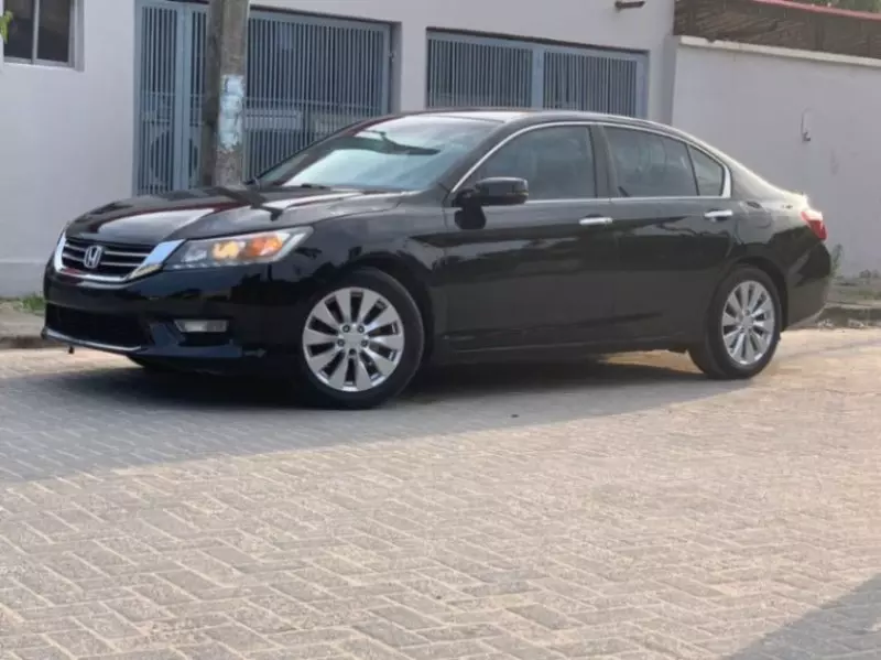 Hyundai Elantra   - 2013