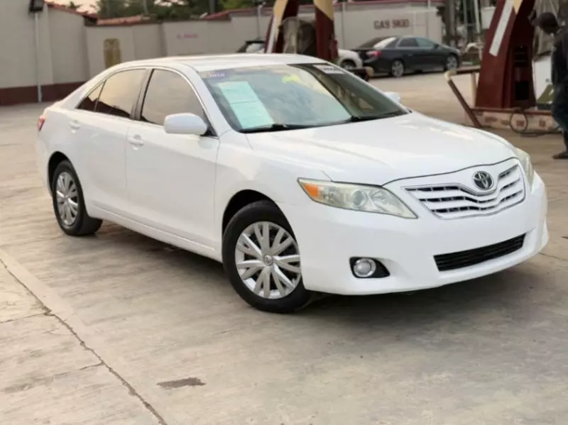 Toyota Camry   - 2010