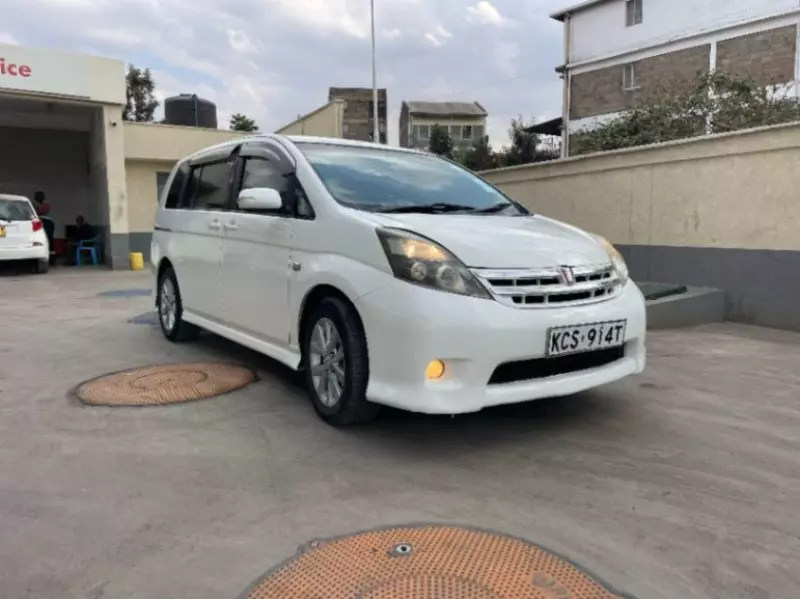 Toyota Isis    - 2011