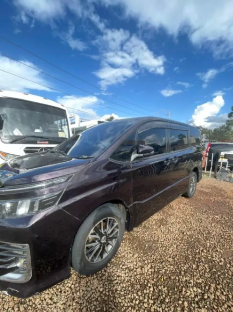 Toyota Voxy    - 2014