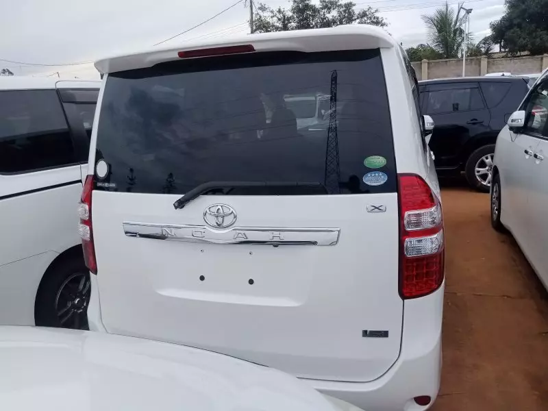 Toyota Noah   - 2012