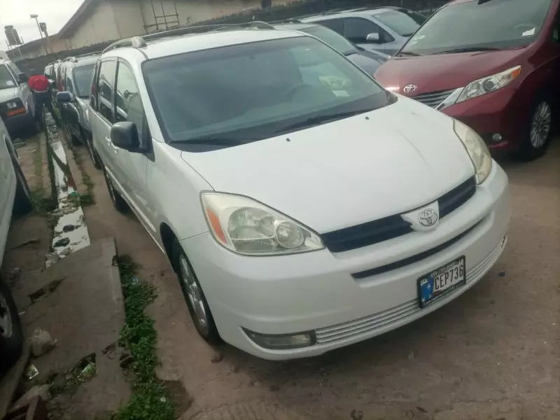 Toyota Sienna   - 2010