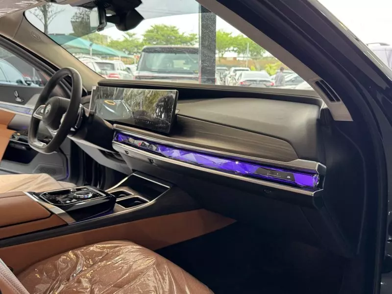 BMW 735   - 2025