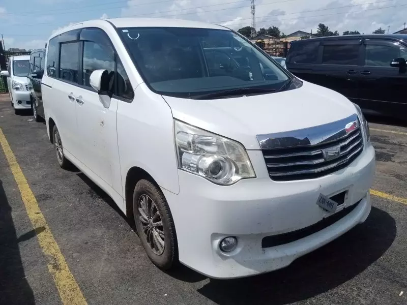 Toyota Noah   - 2012