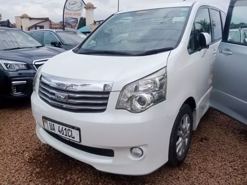 Toyota Noah   - 2010