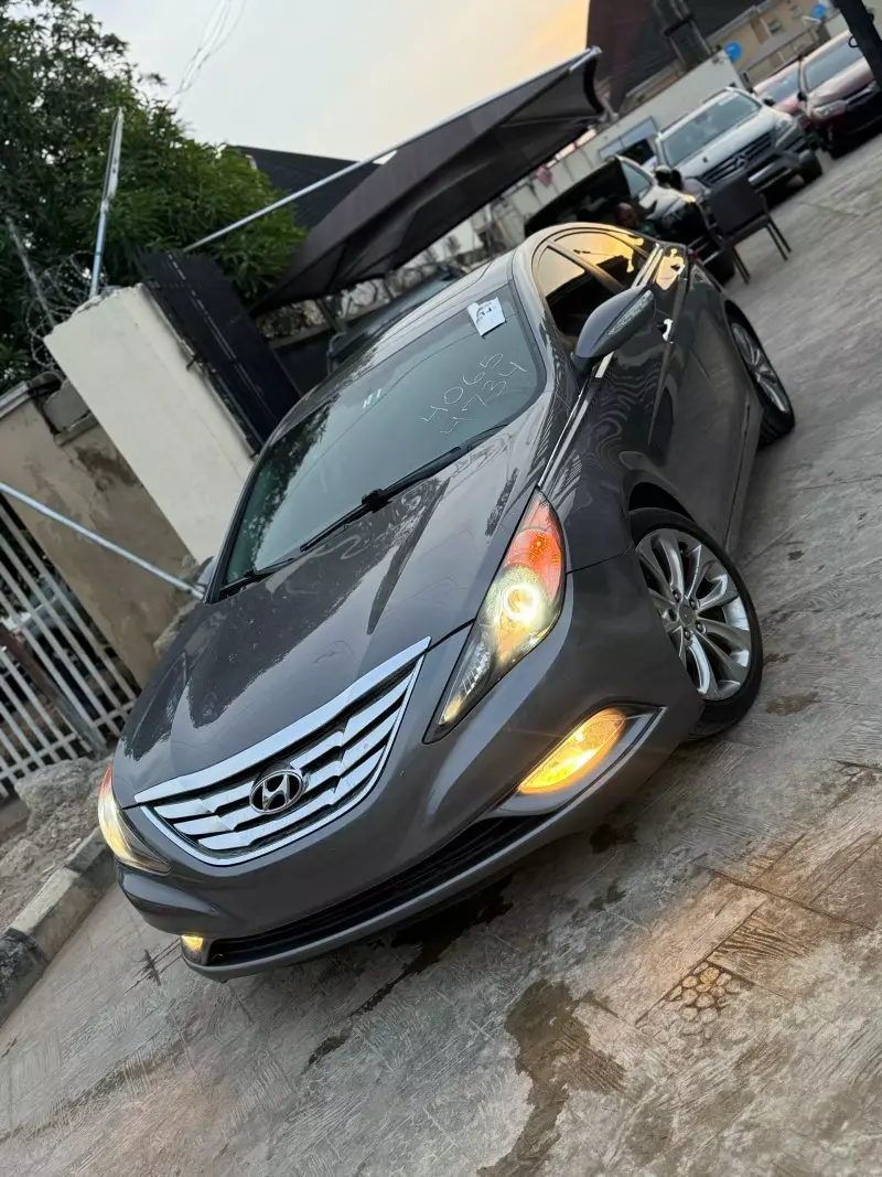 Hyundai Sonata   - 2011