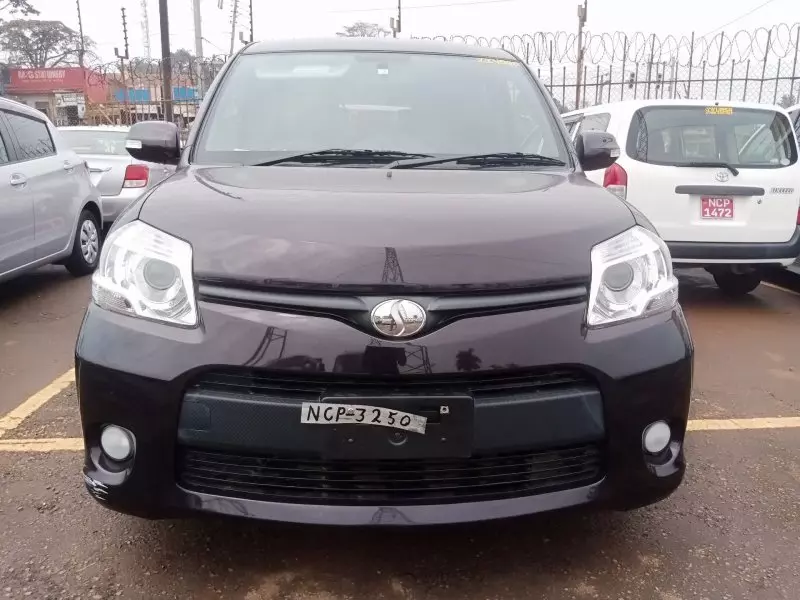 Toyota Sienta   - 2012