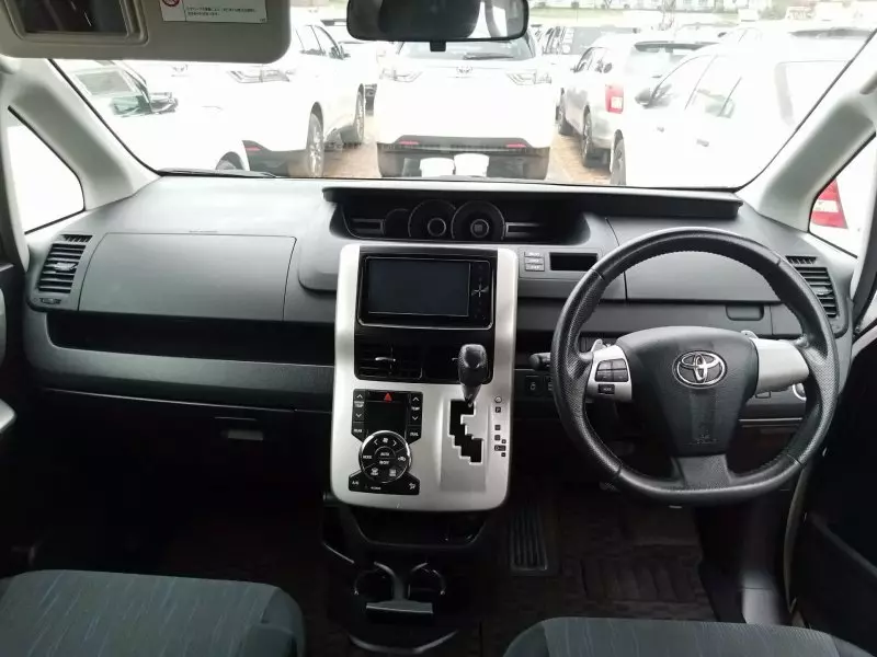 Toyota Noah   - 2011