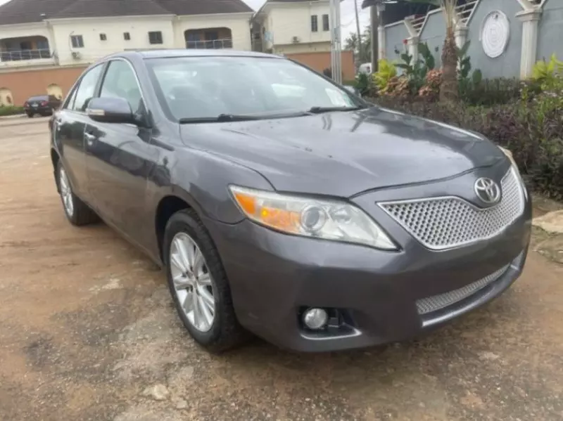 Toyota Camry   - 2010