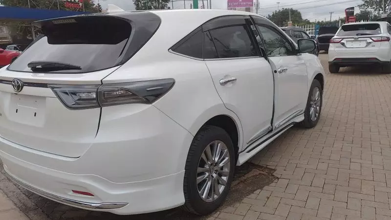 Toyota Harrier   - 2016