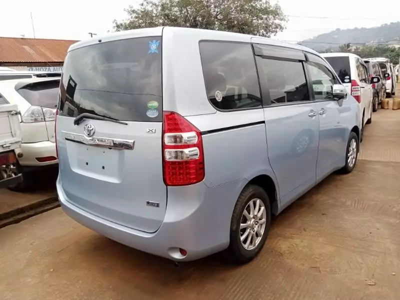 Toyota Noah   - 2012