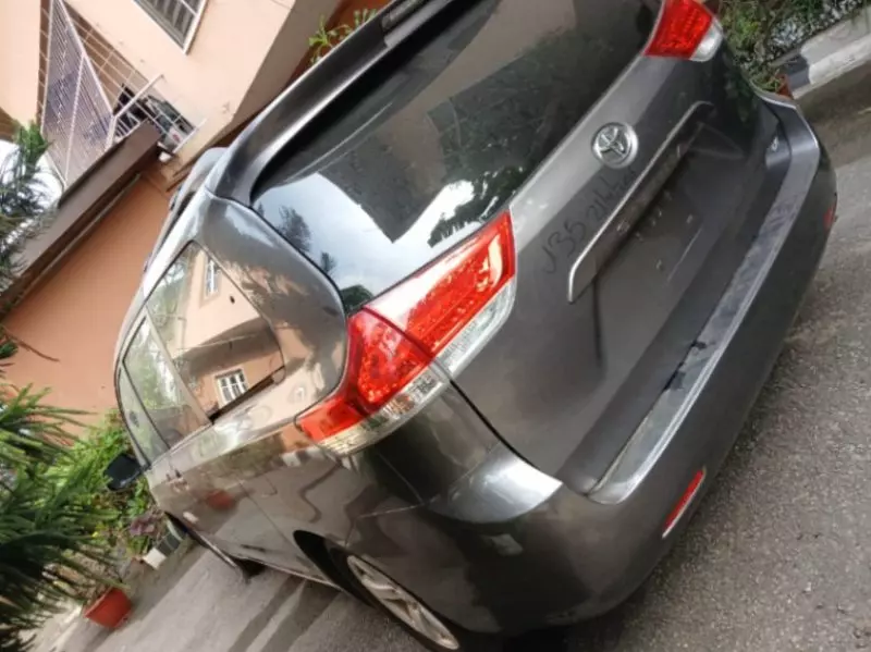 Toyota Sienna   - 2011