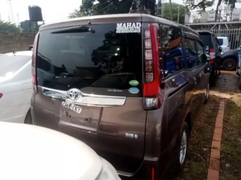 Toyota Noah Hybrid