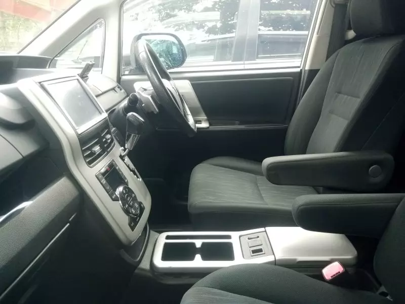 Toyota Noah   - 2012