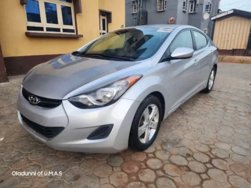 Hyundai Elantra   - 2011