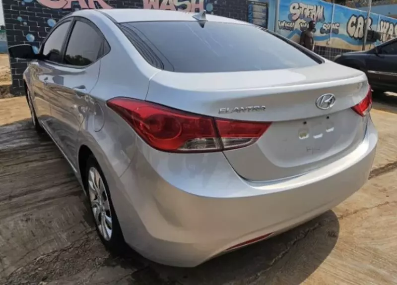 Hyundai Elantra   - 2011