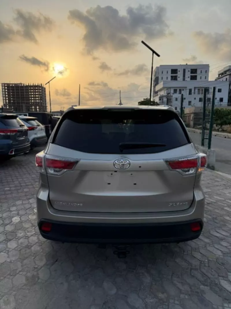 Toyota Highlander   - 2016