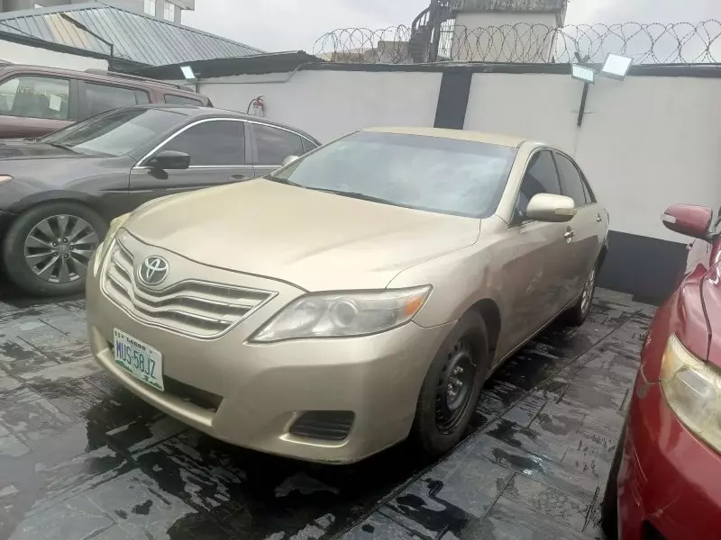 Toyota Camry   - 2011