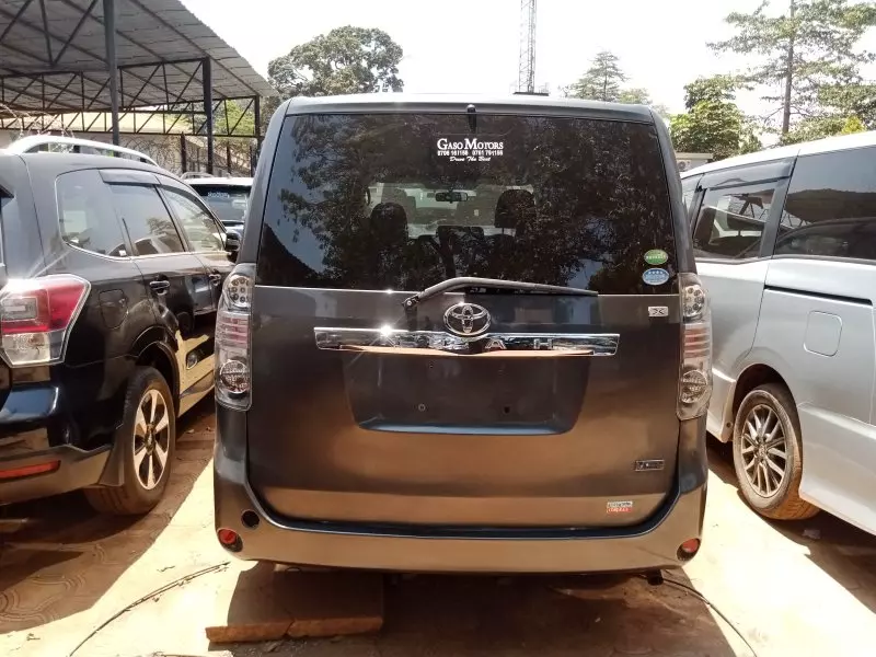 Toyota Noah   - 2011