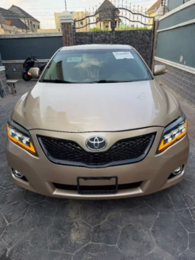 Toyota Camry   - 2011