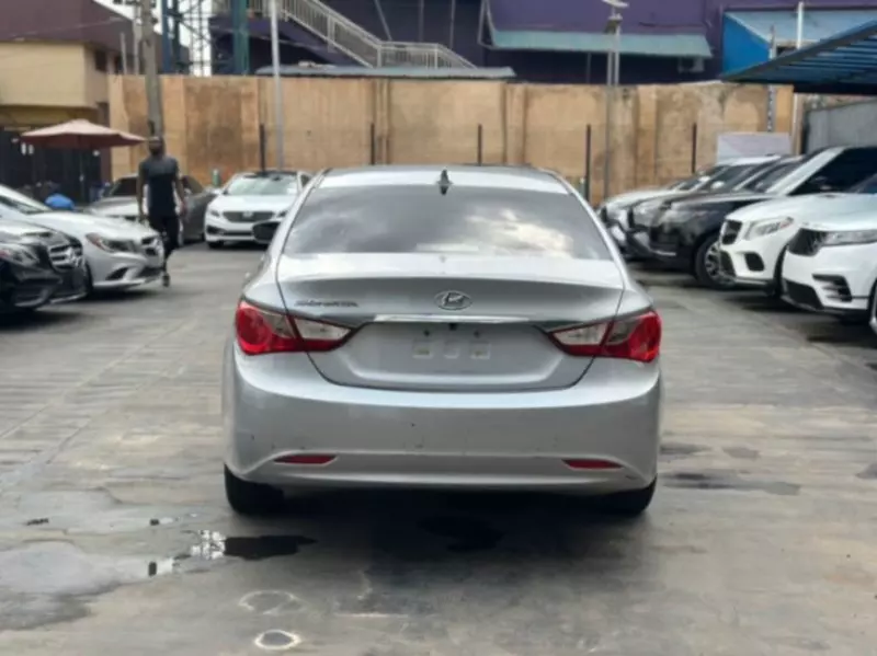 Hyundai Sonata   - 2011