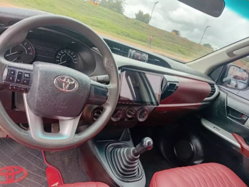 Toyota Hilux   - 2019
