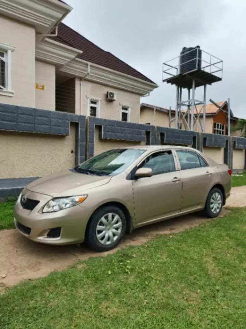 Toyota Corolla   - 2010