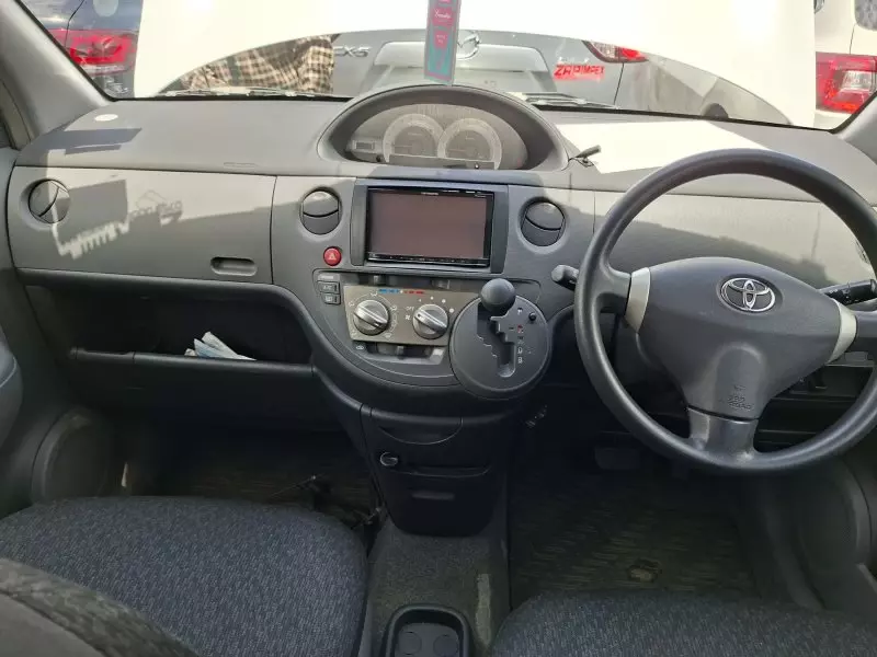 Toyota Sienta   - 2012
