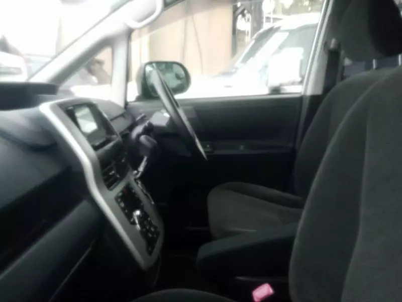 Toyota Noah   - 2012