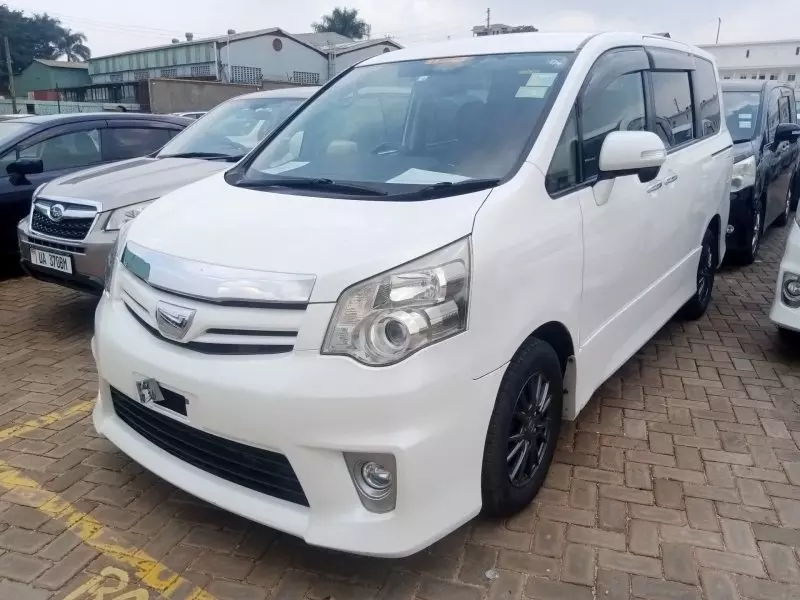 Toyota Noah   - 2012