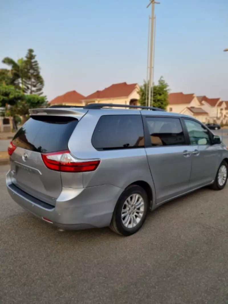 Toyota Sienna - 2015
