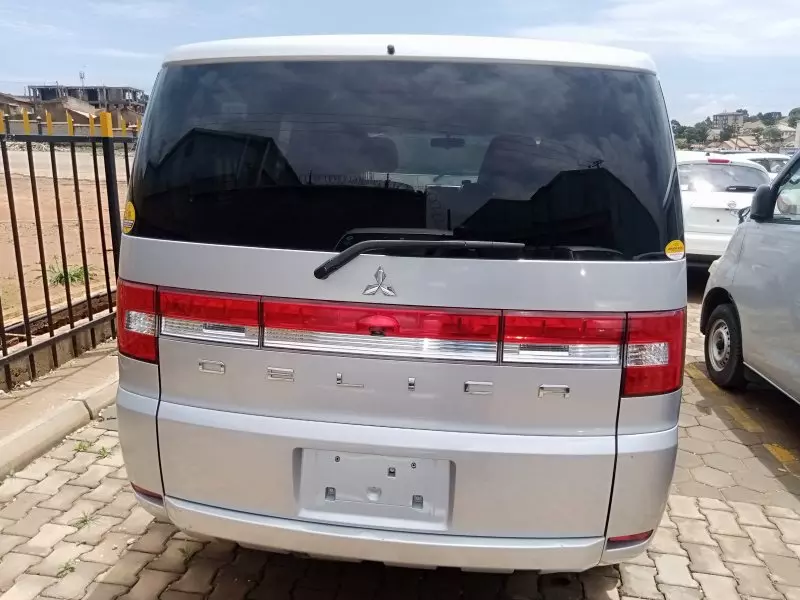 Mitsubishi Delica    - 2011
