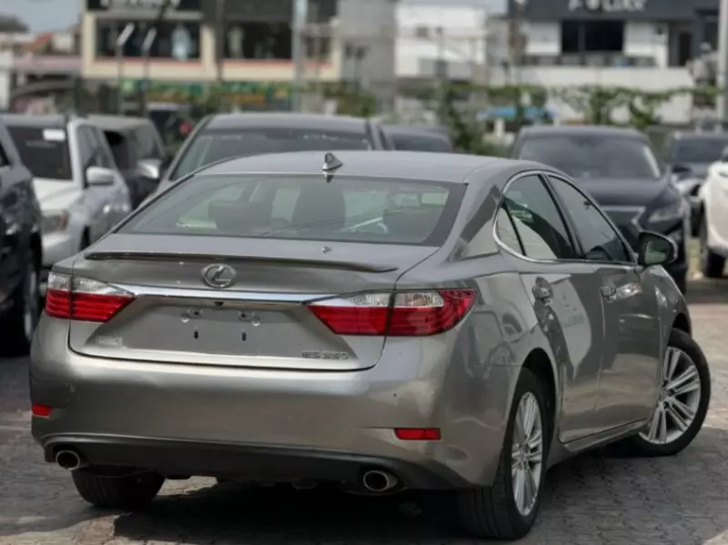 Lexus ES   - 2015