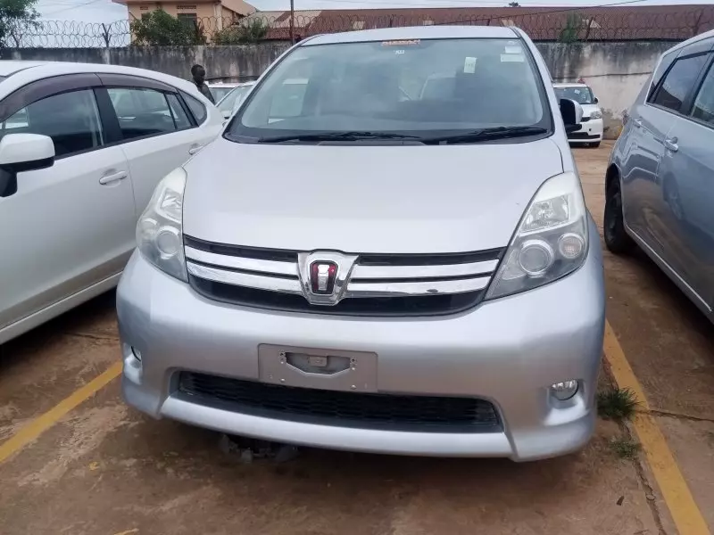 Toyota Isis    - 2011