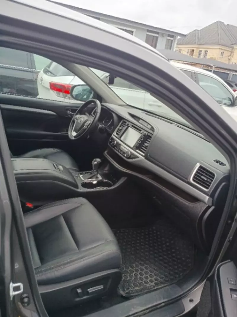 Toyota Highlander   - 2017