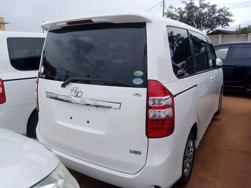Toyota Noah   - 2012
