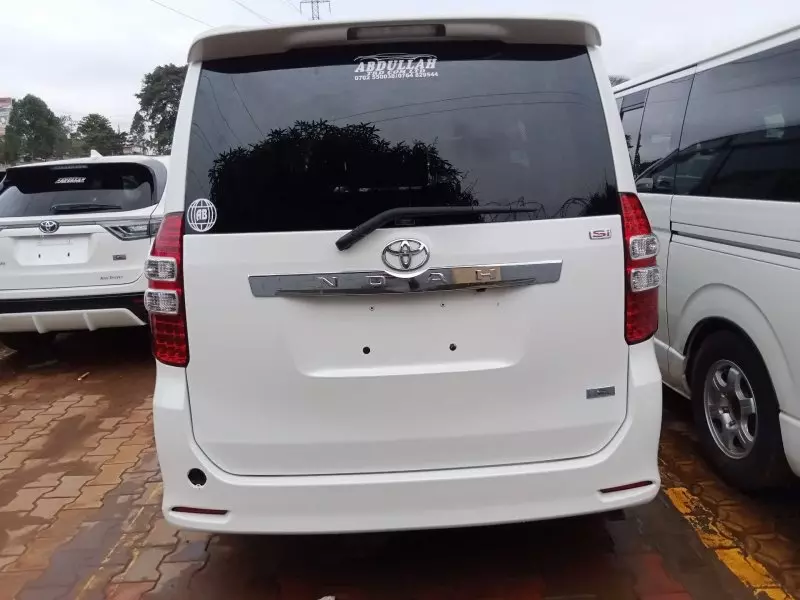 Toyota Noah   - 2011