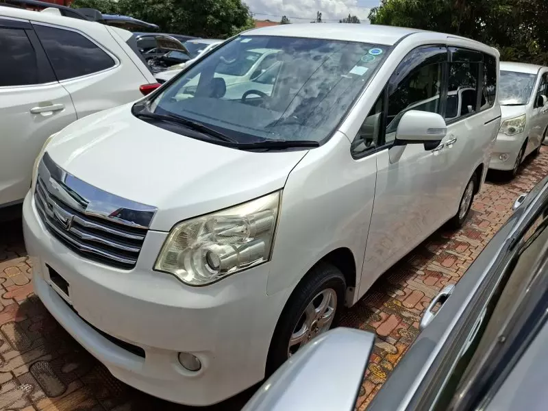 Toyota Noah   - 2012