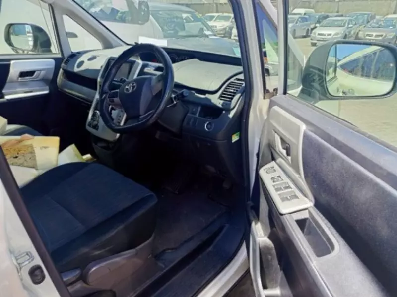Toyota Noah   - 2010